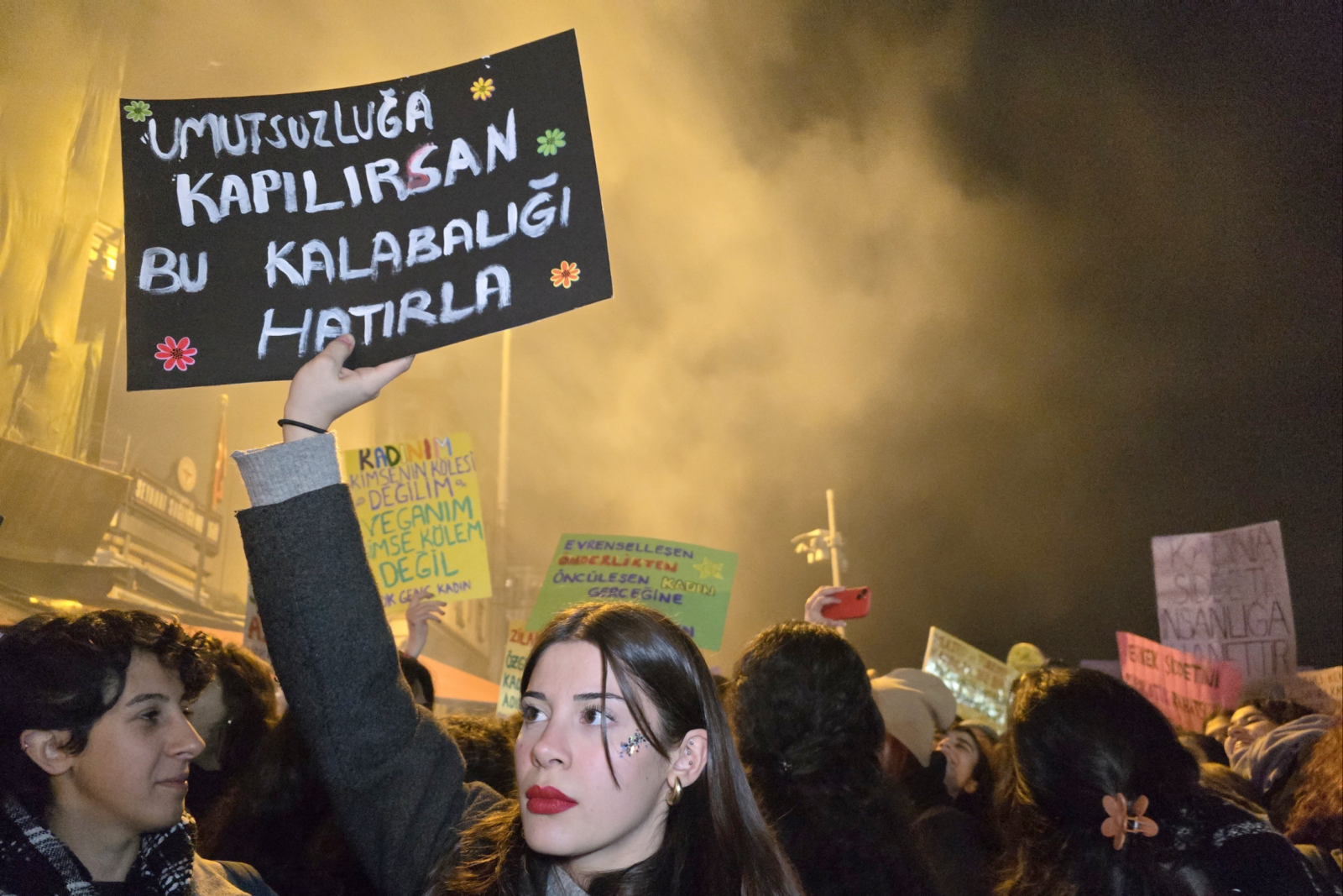 A protester holds up a sign reading, "If you feel hopeless, remember this crowd," amid rising tensions during the protests in Istanbul, Türkiye