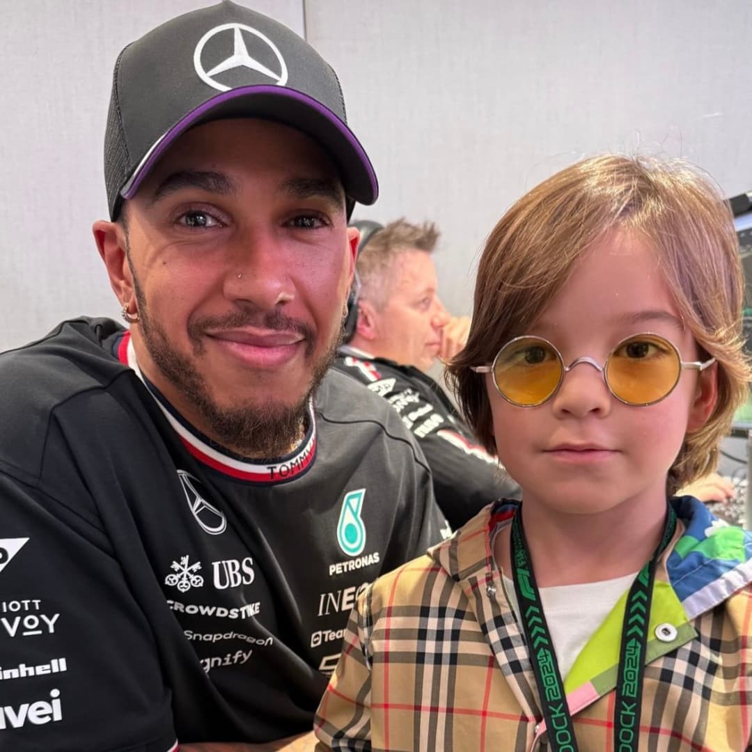 Lewis Hamilton (L) and Zayn Sofuoglu (R), at Mercedes pit wall in Qatar, on Nov. 29, 2024. (Photo via X)