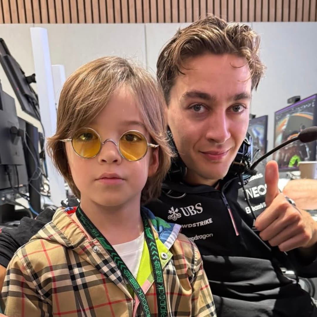 Zayn Sofuoglu (L) and George Russell (R) at Mercedes pit wall in Qatar, on Nov. 29, 2024. (Photo via X)