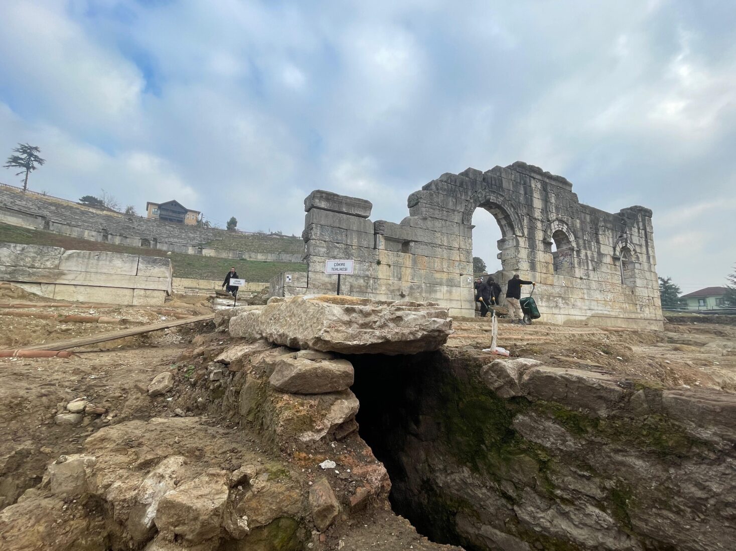 Exclusive: Behind ancient curtains - Hidden actor rooms in Türkiye's 'Prusias ad Hypium theatre'