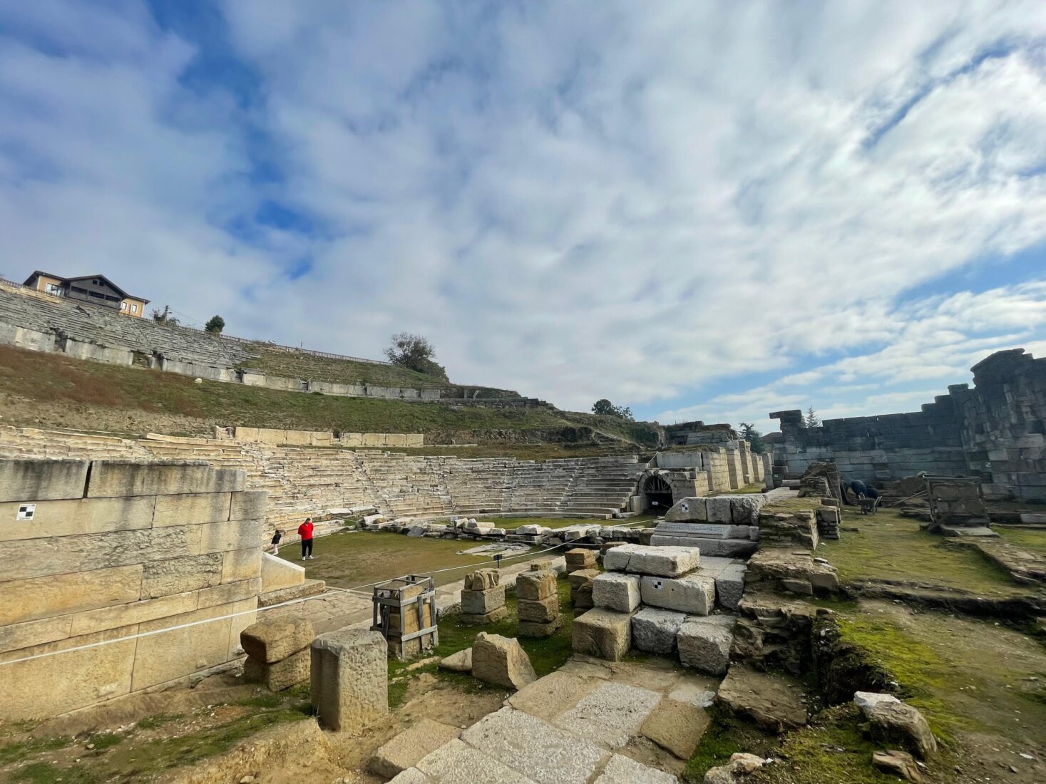 Exclusive: Behind ancient curtains - Hidden actor rooms in Türkiye's 'Prusias ad Hypium theatre'