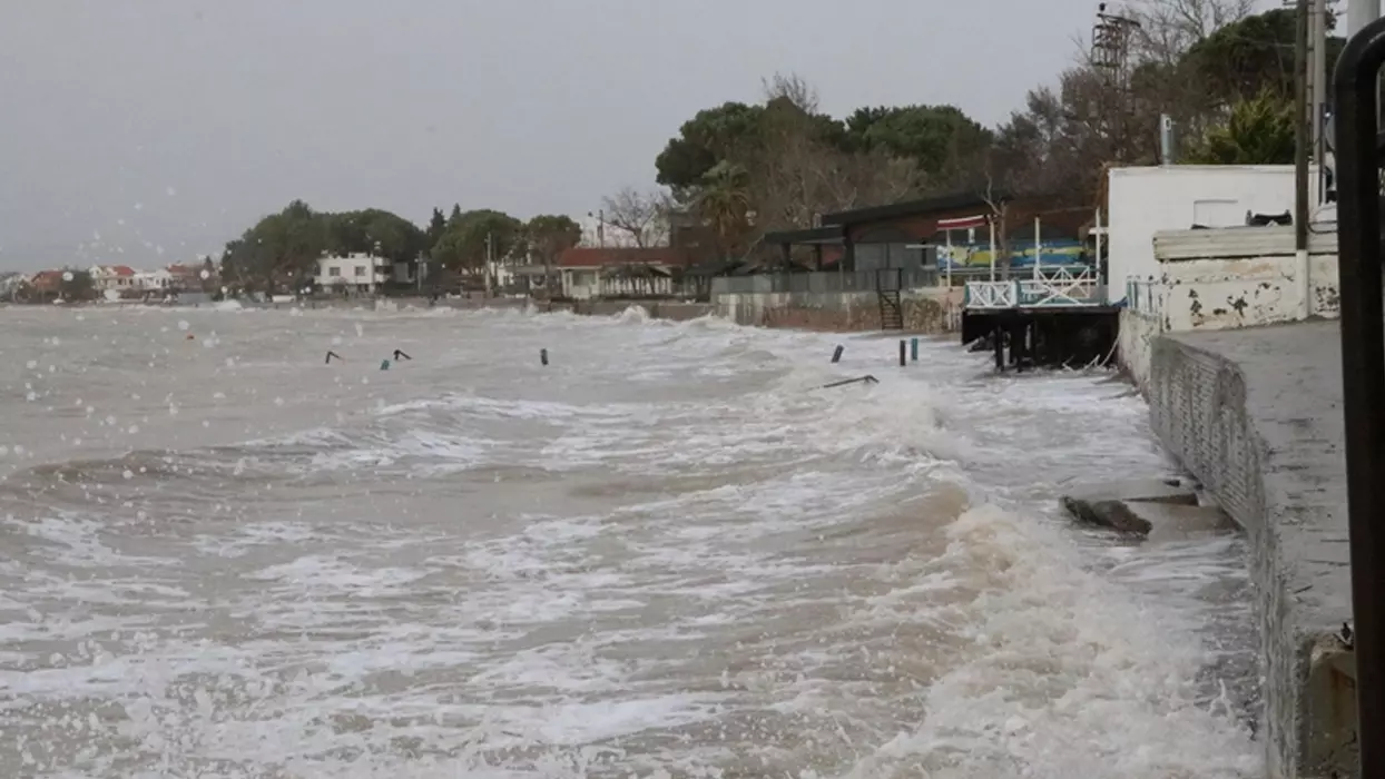 Weather conditions disrupt sea transportation in Marmara Sea, Türkiye