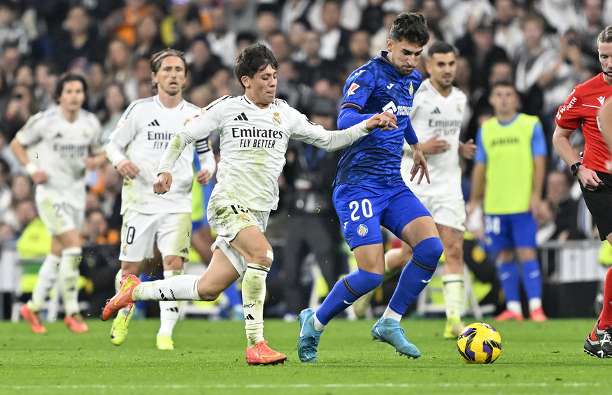 Arda Guler (2nd L) of Real Madrid in action against Jesus Santiago Perez (R) of Getafe during the La Liga week 15th match against Getafe