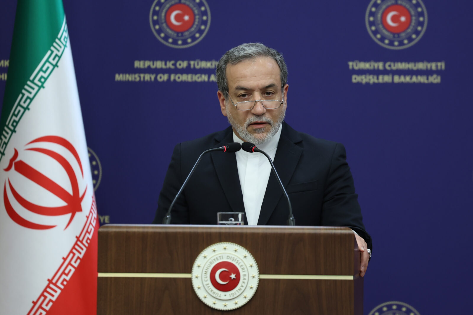 Türkiye, Iran pledge cooperation amid escalating Syrian crisis