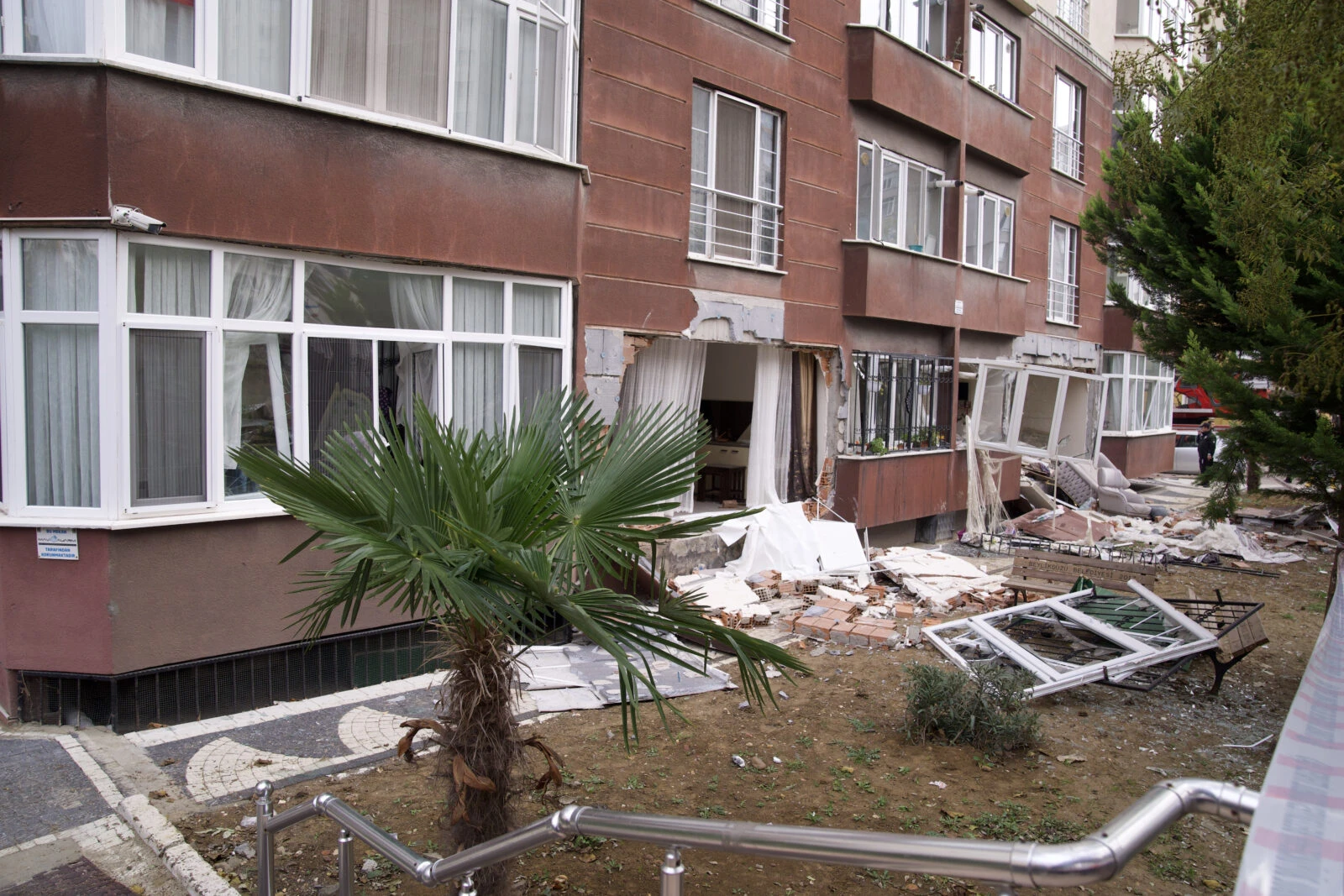 Istanbul apartment explosion leaves 1 dead, 3 injured