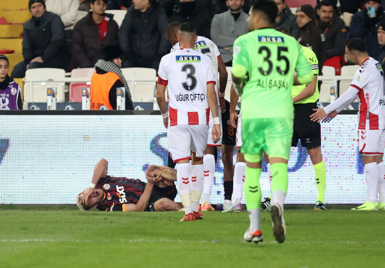 Baris Alper Yilmaz of Galatasaray injured 