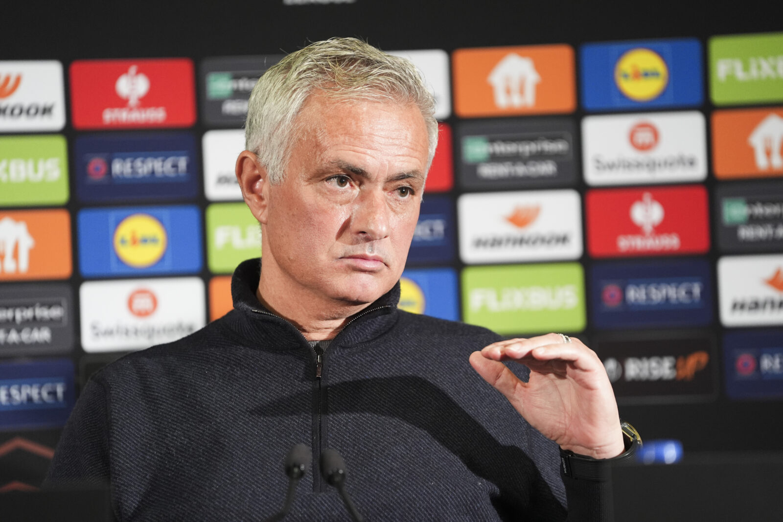 Mourinho defends Fenerbahce players amid fan backlash over Akaydin error