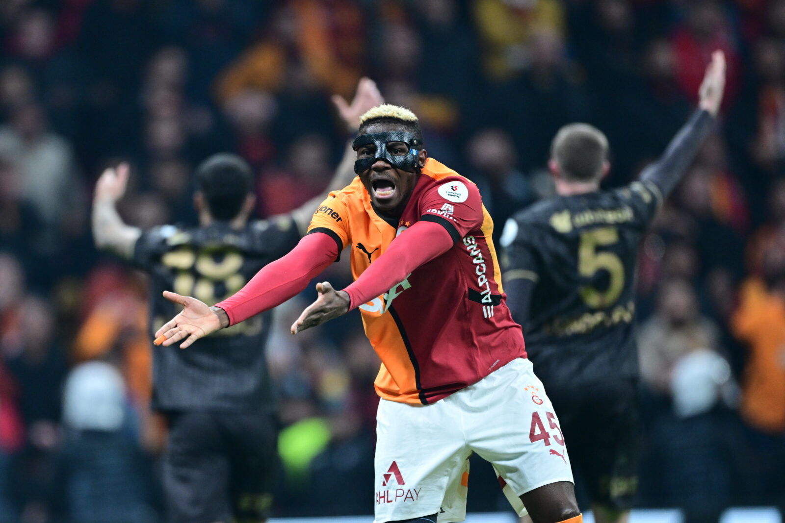 Controversial refereeing decisions ignite debate in Galatasaray-Trabzonspor thriller