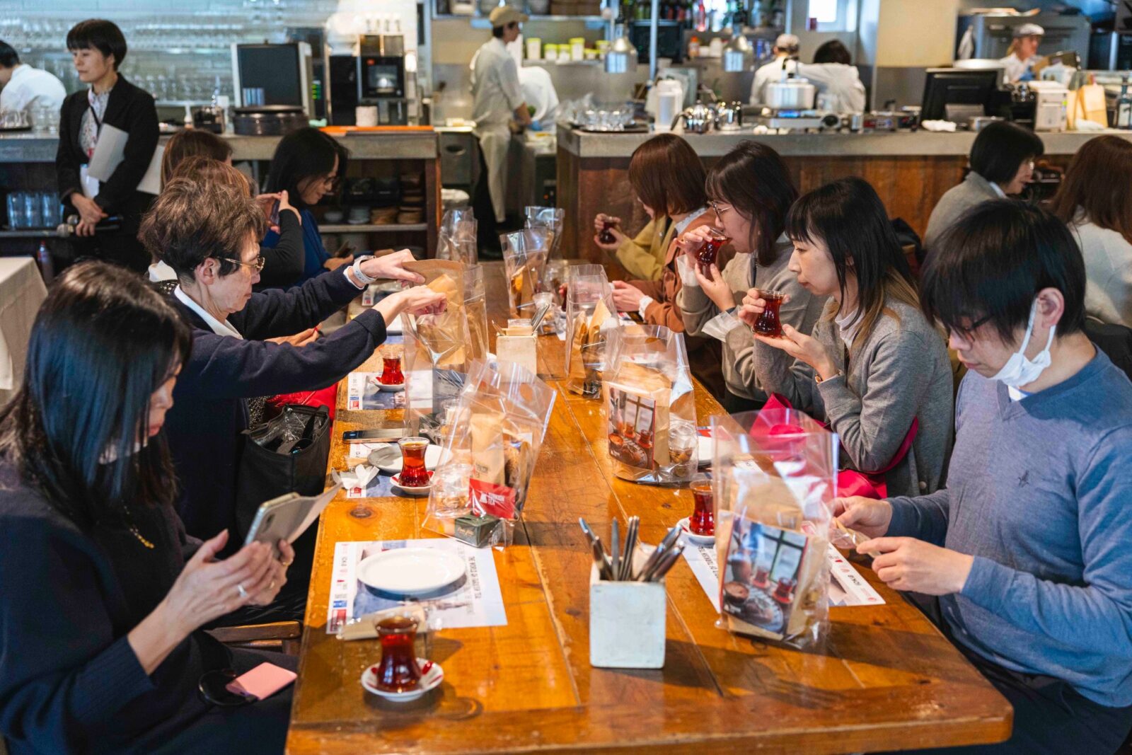 Turkish tea brewing experts train Japanese in traditional methods