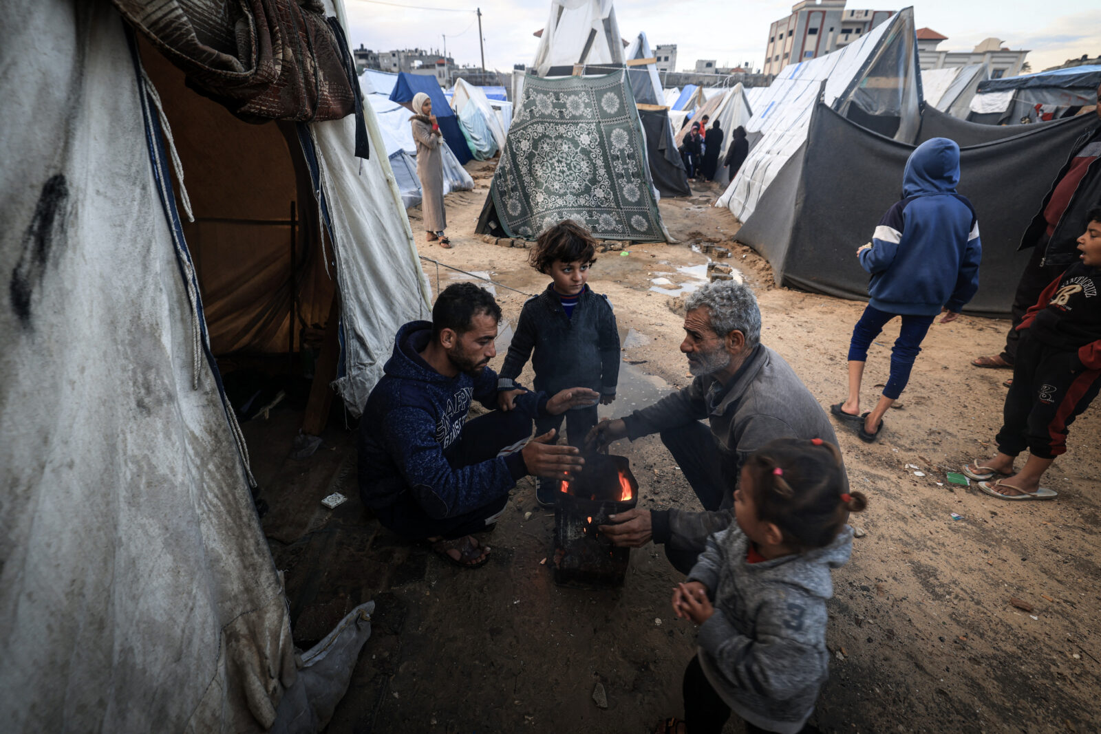 Displaced Palestinians in Gaza struggle with cold and rain amid ongoing crisis