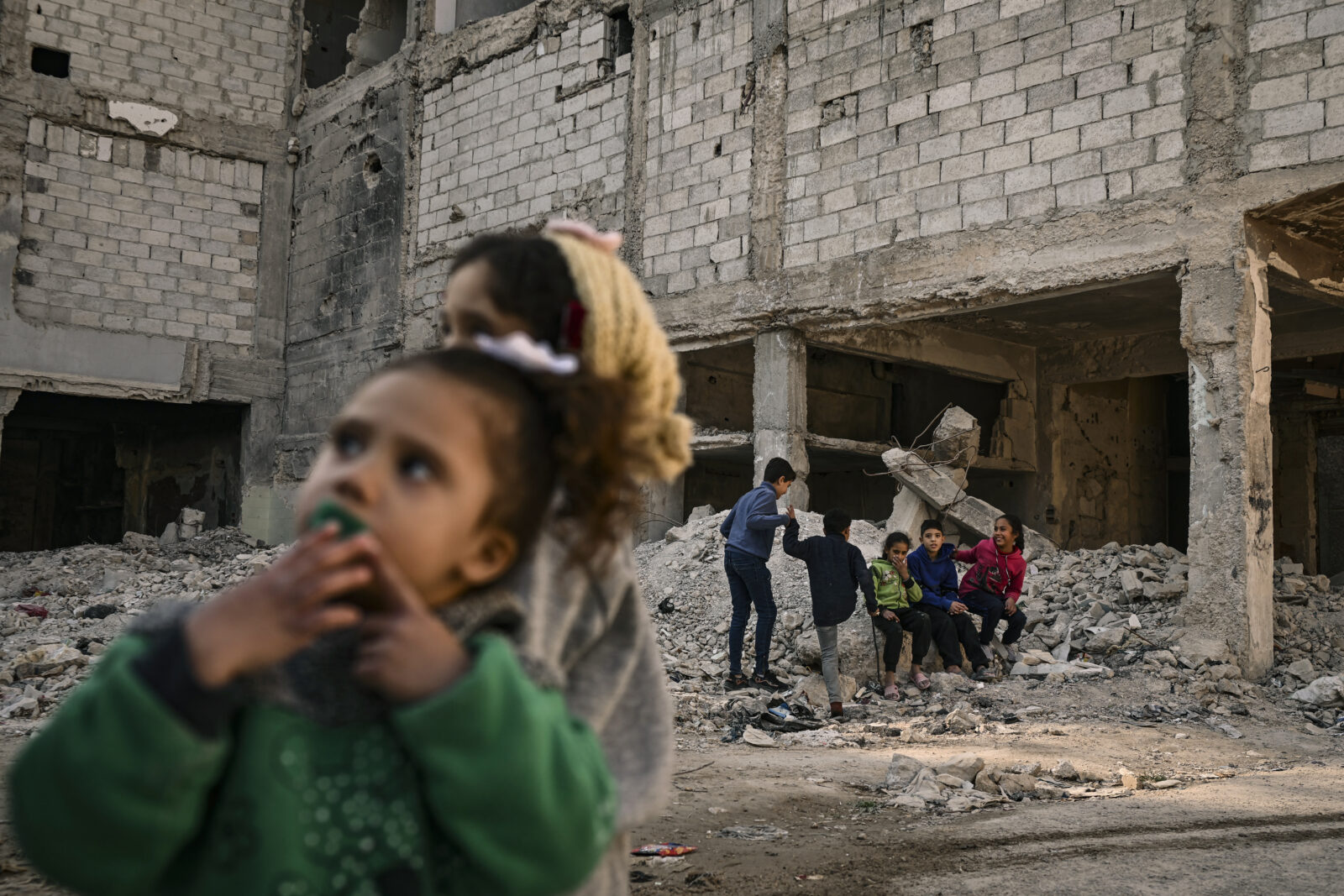 Families return to Yarmuk cemetery after Assad's fall in Syria