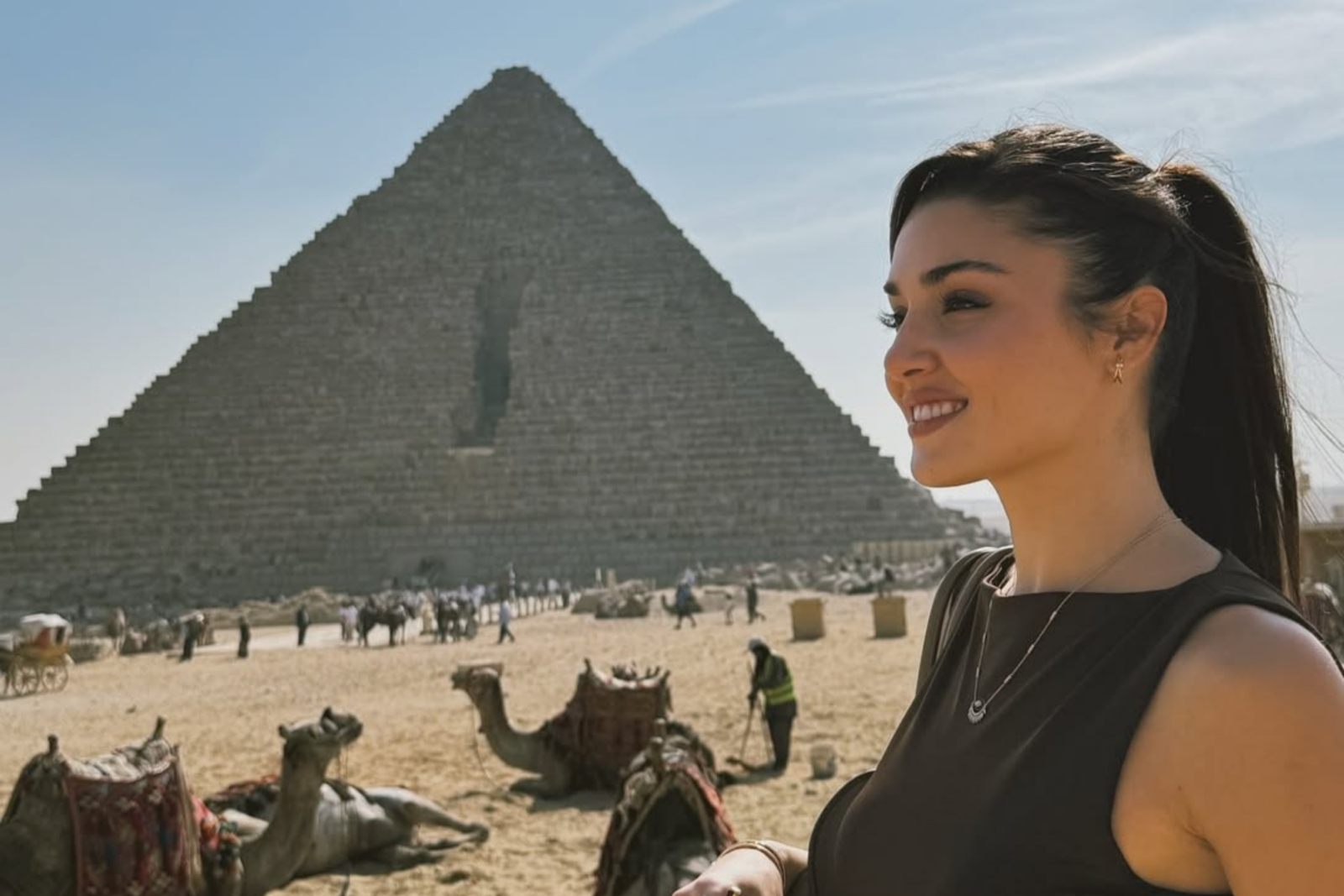 Hande Ercel visits the pyramids in Egypt