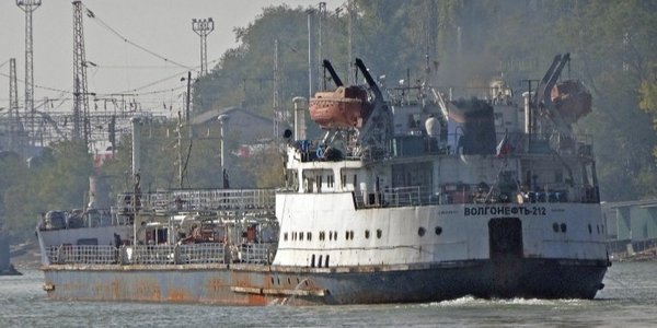 Kerch Strait tanker crash causes oil spill, rescue operations underway