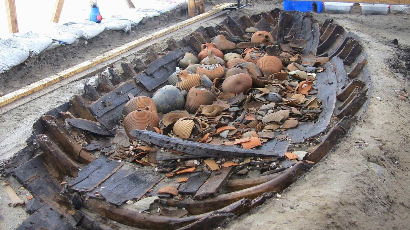 Amphora-type vessels inside a sunken ship discovered during the Yenikapi metro construction, with many vessels in good condition despite some fragmentation.