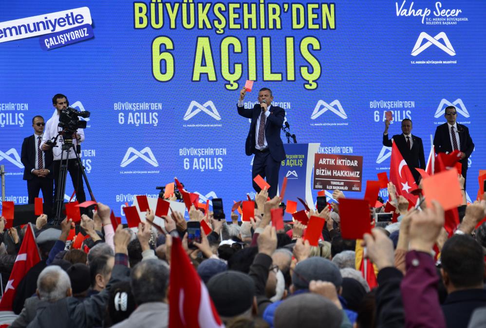 CHP launches 'red card' campaign as a call for early elections