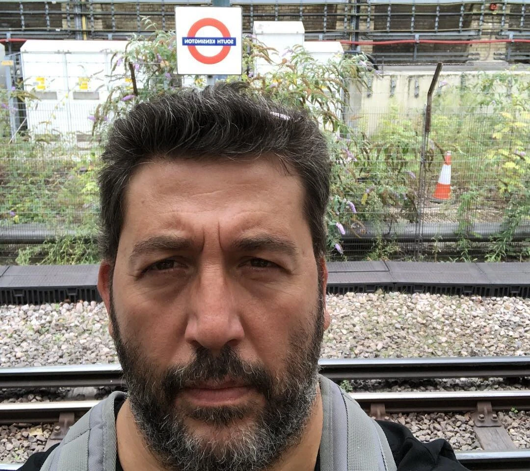 Turkish actor Emre Kinay shares photo from london subway station