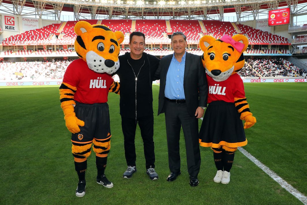 Acun Ilicali poses with the Hull City mascots