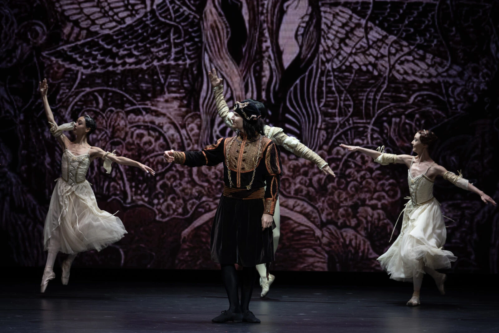 Russian ballet stars praise Türkiye’s enthusiasm for Swan Lake