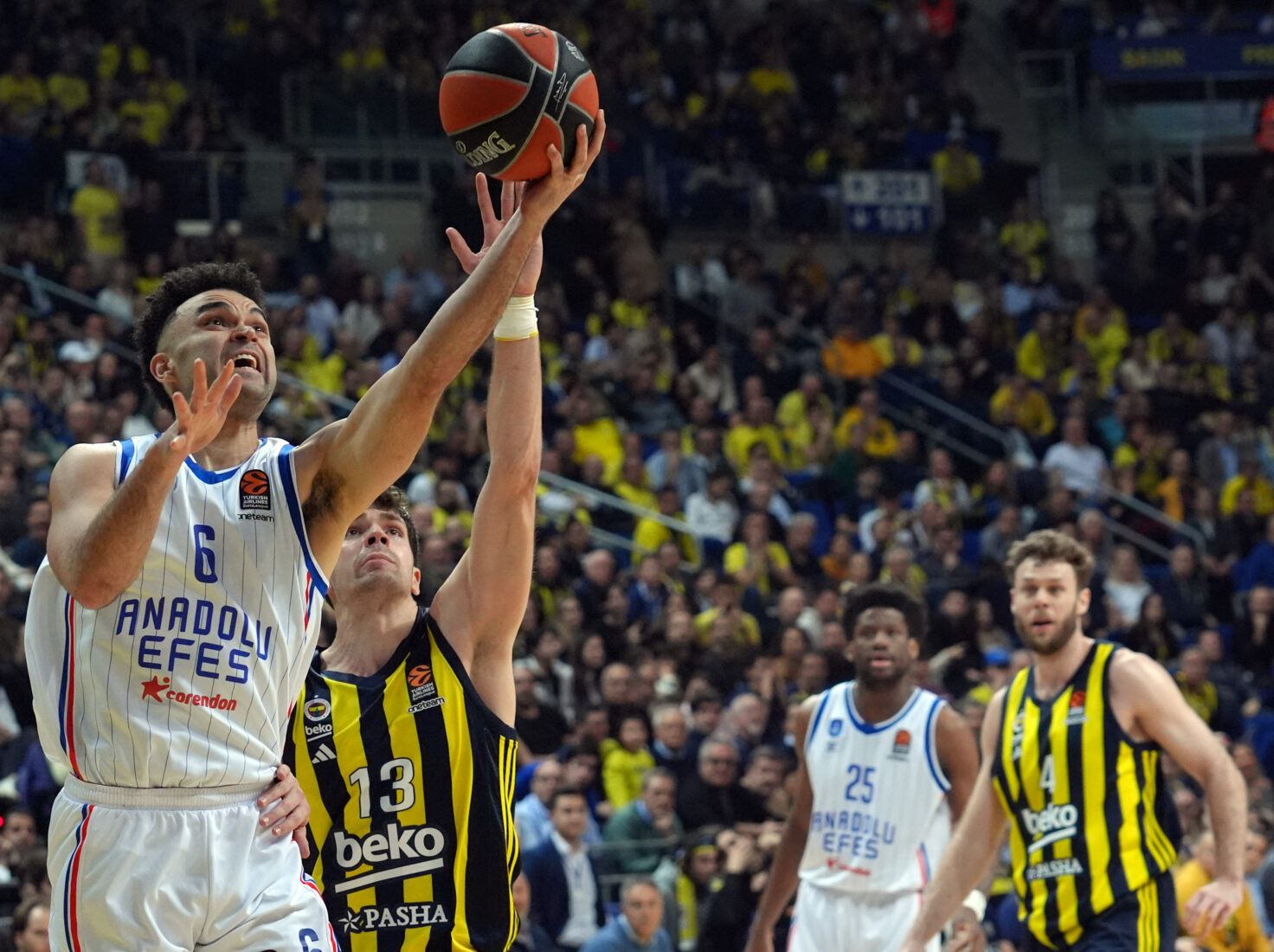 Fenerbahce tops Anadolu Efes, improves to 11-7 in EuroLeague standings