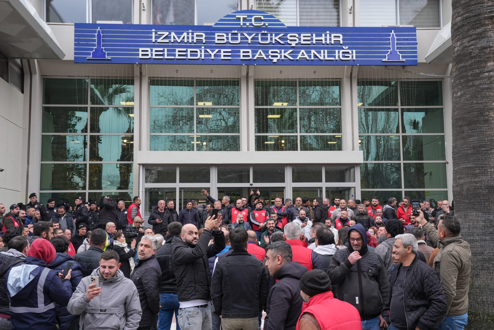 Türkiye's Izmir workers go on strike over delayed wages, disrupting bus services