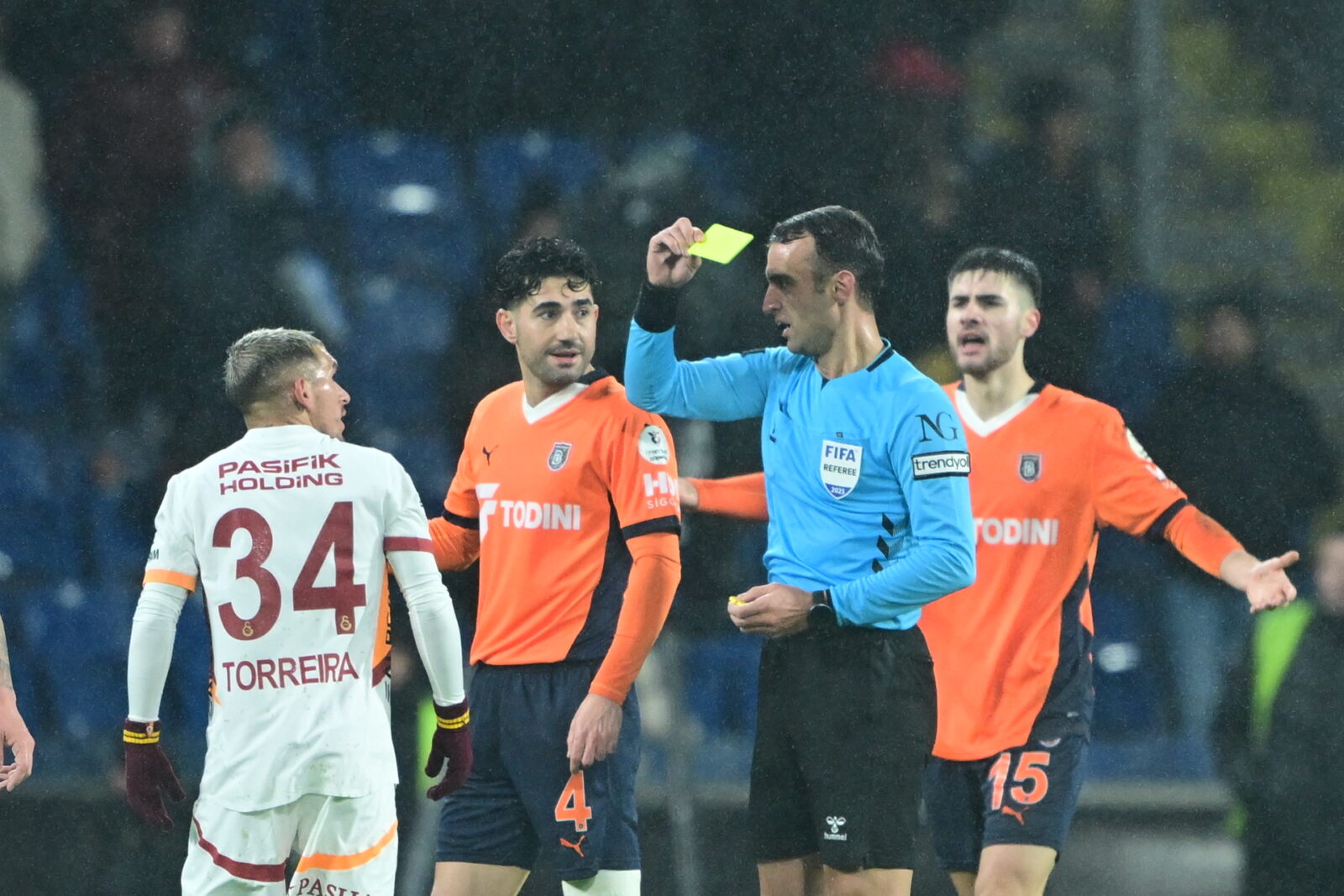 Galatasaray defeats Basaksehir 2-1 amid referee controversies