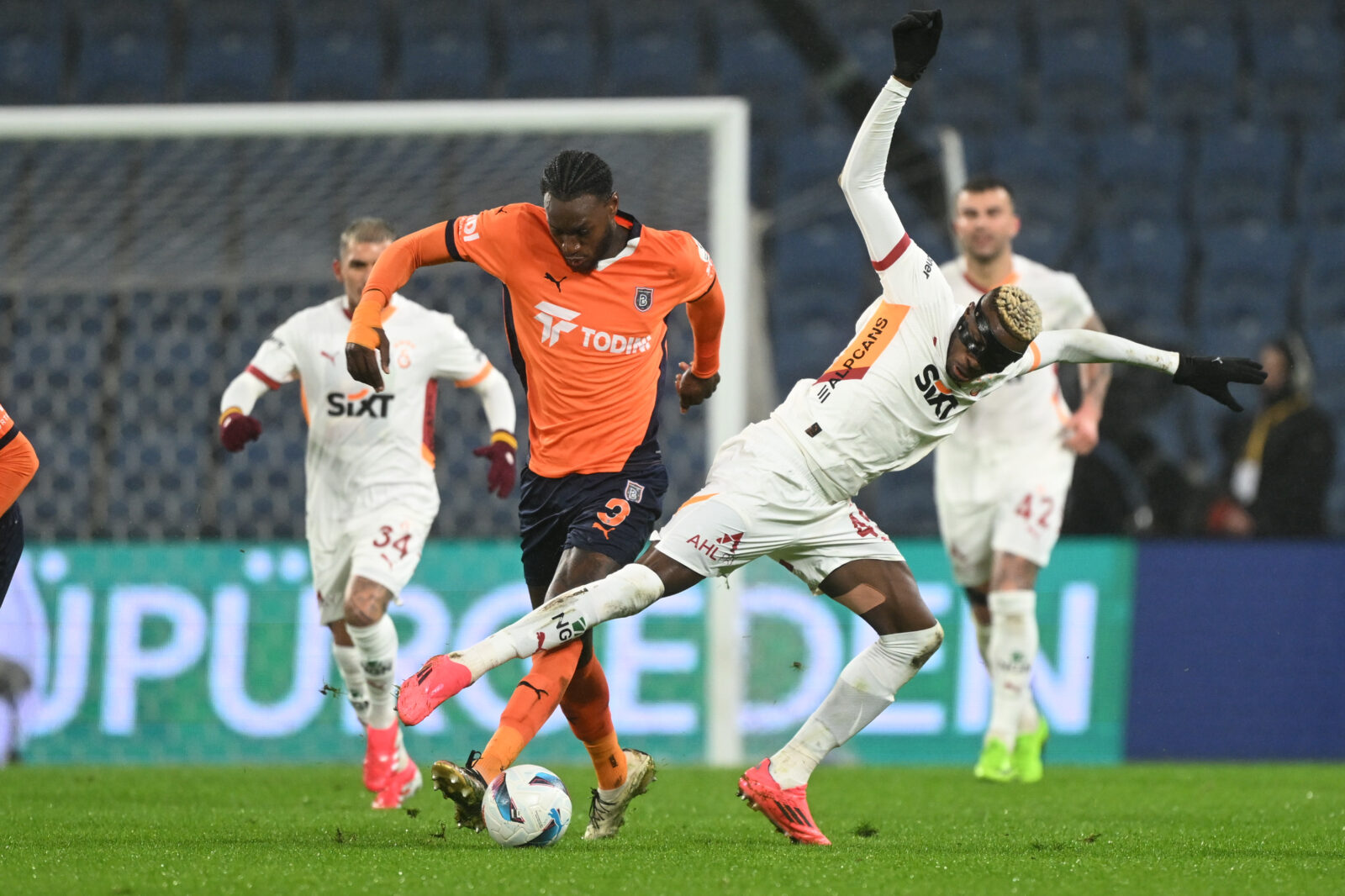 Galatasaray defeats Basaksehir 2-1 amid referee controversies