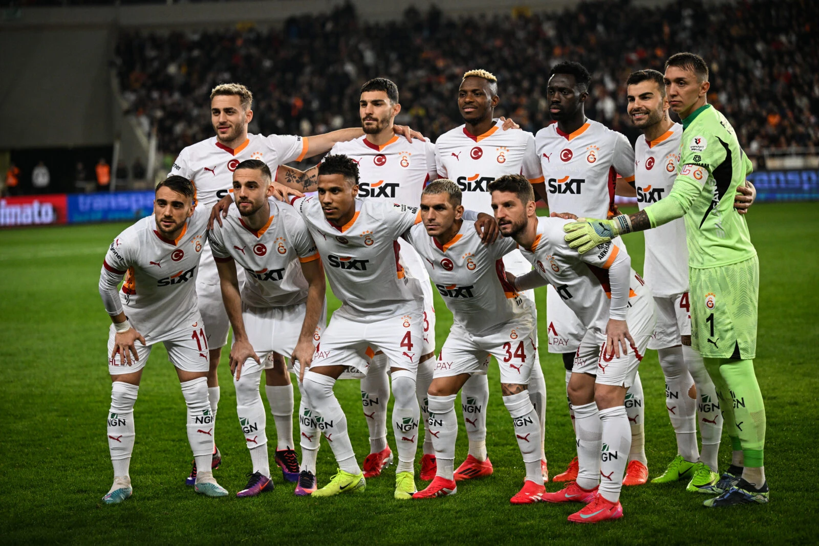 Galatasaray players line up for a pre-match team photo before their Turkish Super Lig week 20 clash against Atakas Hatayspor at Mersin Stadium in Mersin, Türkiye, on January 17, 2025.