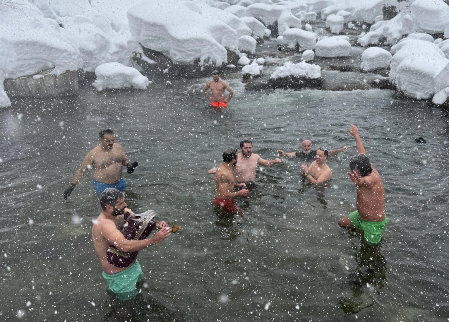 Swimmers defy snow, ice at Rize’s 9th Winter Swimming Festival