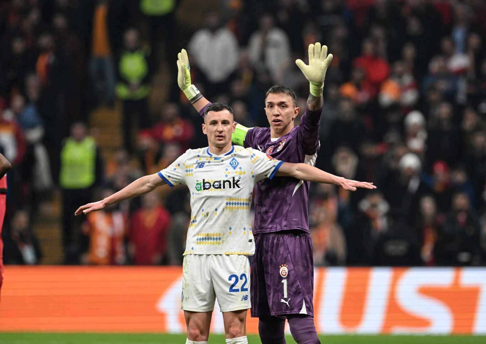 Fernando Muslera faces fan backlash after gesture to Galatasaray coach