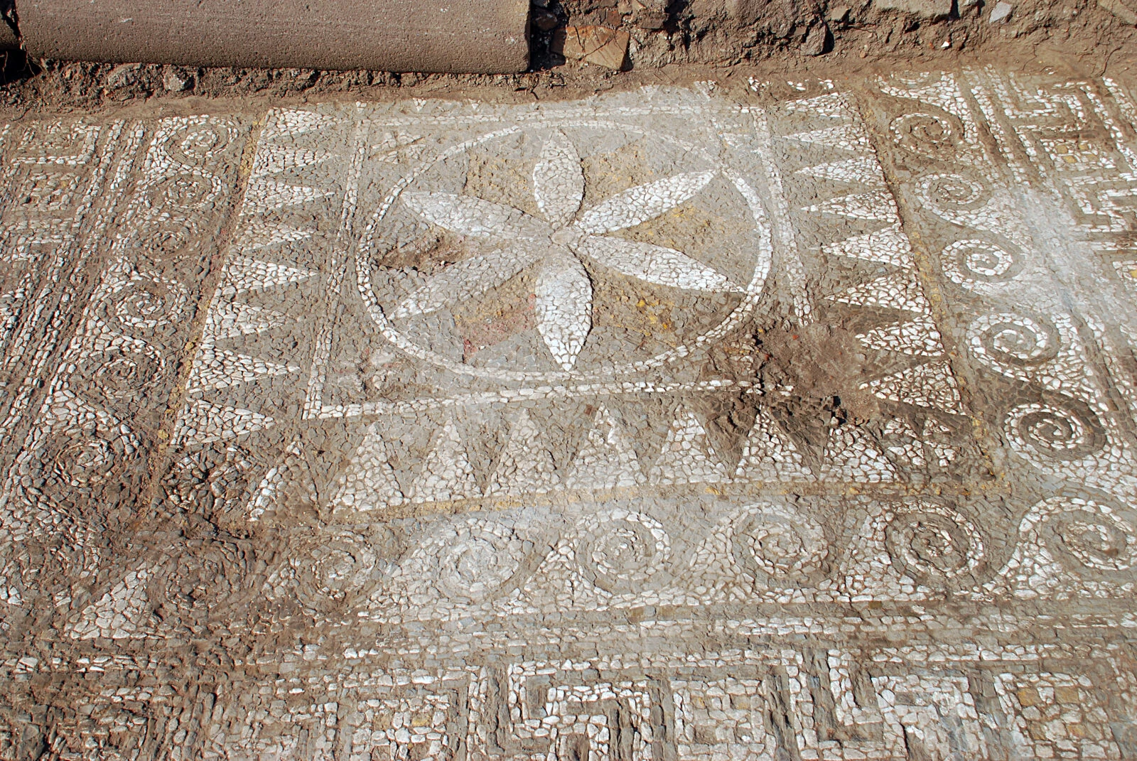 2,200-year-old mosaic, 1,800-year-old tomb unearthed in Türkiye's Assos