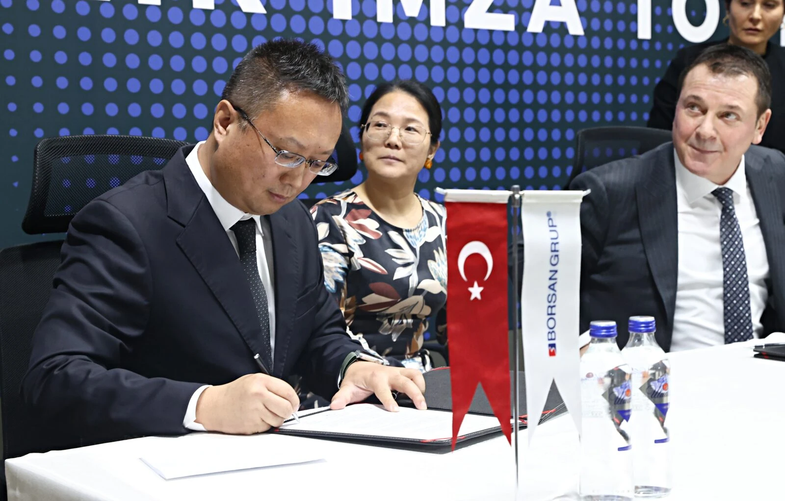 Jian Liu, Chairman of the Board at Lixin Lighting Ltd. (L), signs a partnership agreement with Turkish Borled Lighting in Samsun, Türkiye, on Jan. 28, 2025. (AA Photo)