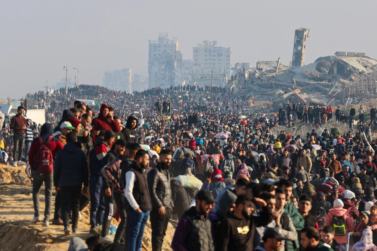 Displaced Gazans cross the Netzarim corridor from the southern Gaza Strip