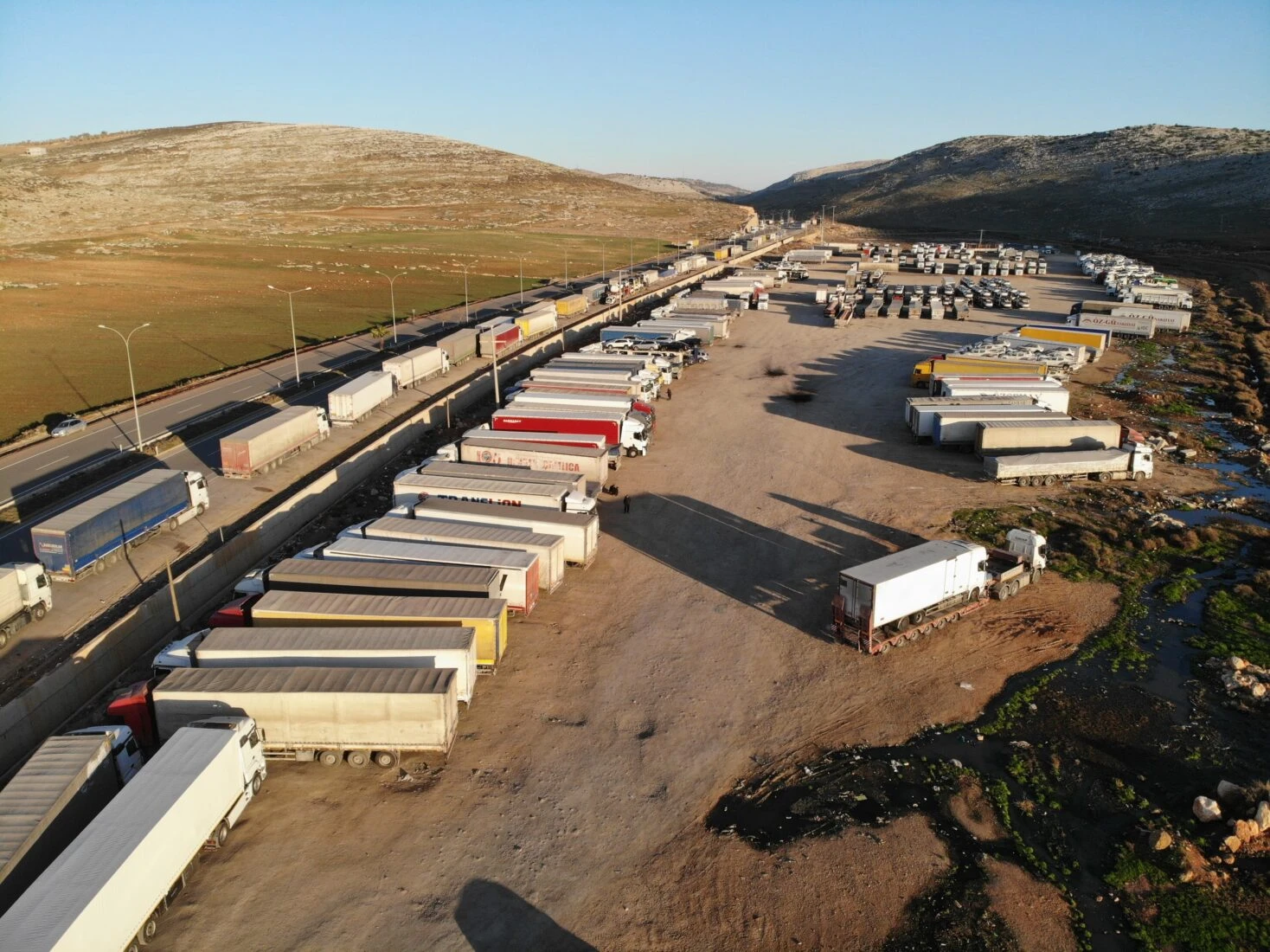 A drone captures kilometers-long queues of Turkish export trucks from Hatay to Syria after the 61-year Baath regime's fall lifted the import ban, in Hatay, Türkiye, on Jan. 20, 2025. (IHA Photo)