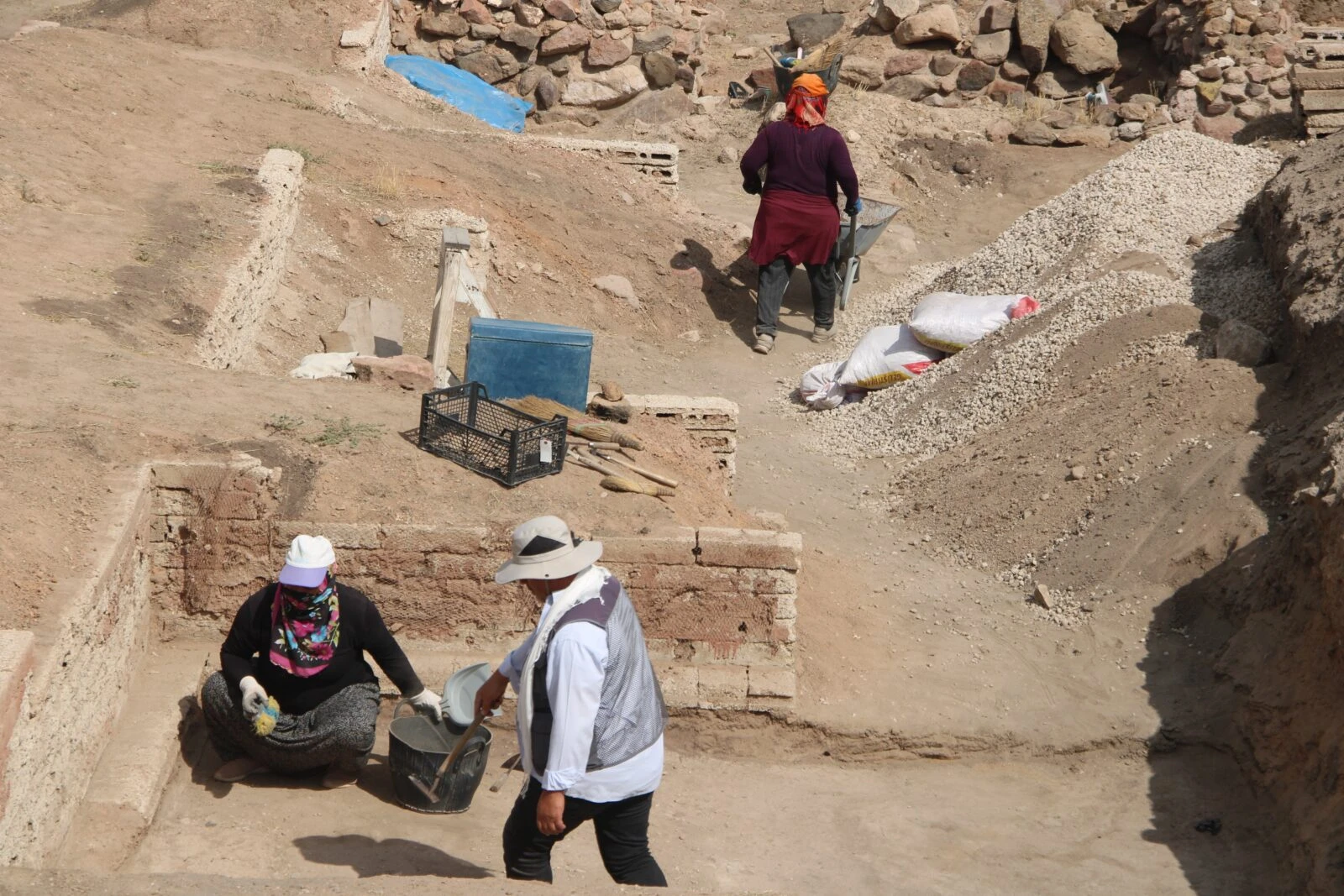 Excavation team at Kultepe Kanis-Karum in Türkiye, discovering historical evidence from 6,000 years ago.