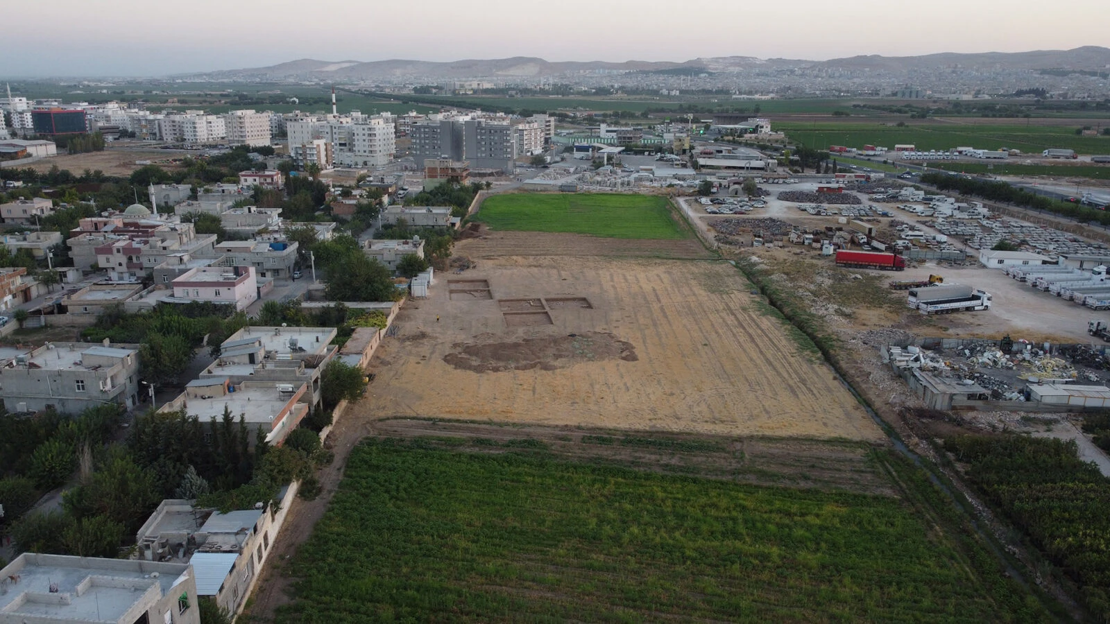 An ongoing archaeological excavation at Gurcutepe, Sanliurfa, Türkiye, showcasing researchers working on the site. (Photo via Stone Mounds Project)