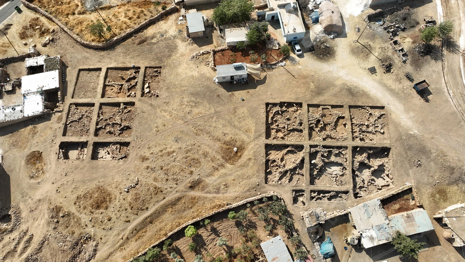 An archaeological site at Sayburc, Sanliurfa, Türkiye, showcasing ancient structures. (Photo via Stone Mounds Project)