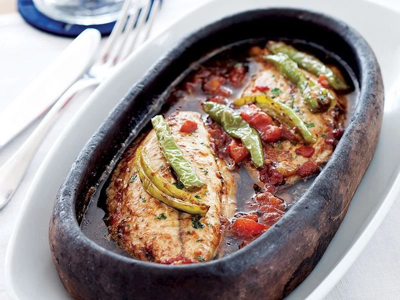 Clay plate with oven-baked bonito, without fig leaves.