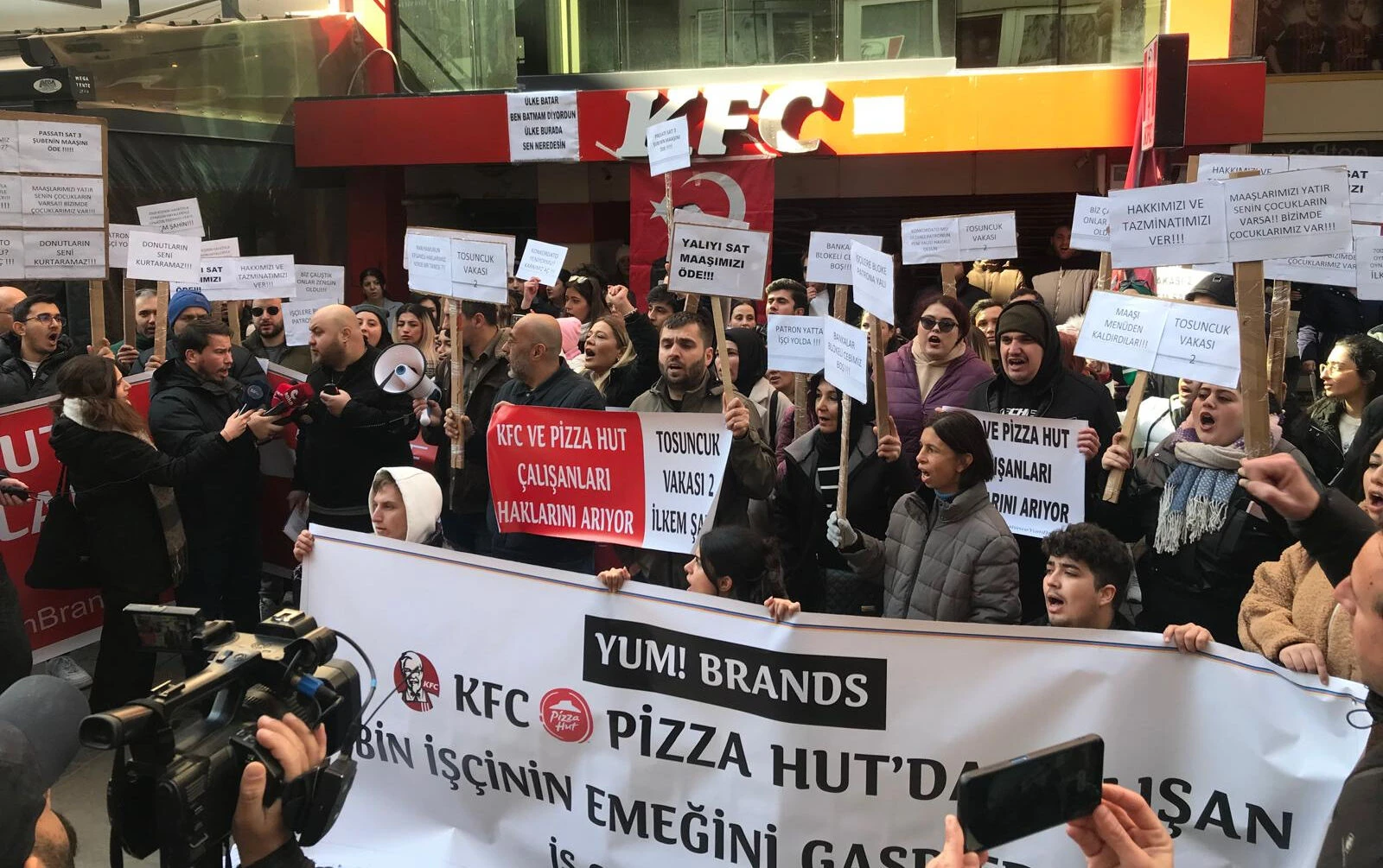 KFC and Pizza Hut workers protest in Türkiye