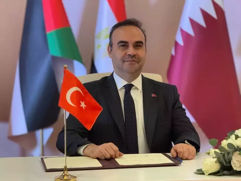 Mehmet Fatih Kacir, Türkiye’s Minister of Industry and Technology, signs the agreement