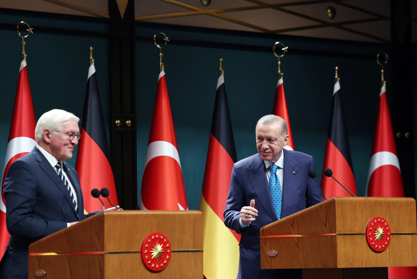 Photo shows President Recep Tayyip Erdogan (R) and German President Frank-Walter Steinmeier (L).