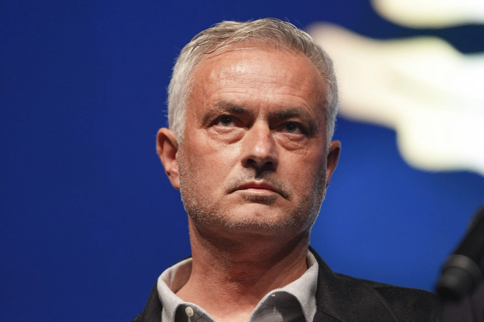 Jose Mourinho, Fenerbahçe's head coach, holds the "Project of the Year" award at the 2024 Aydınlık Gelecek Awards ceremony, surrounded by children and members of 1907 ÜNİFEB.