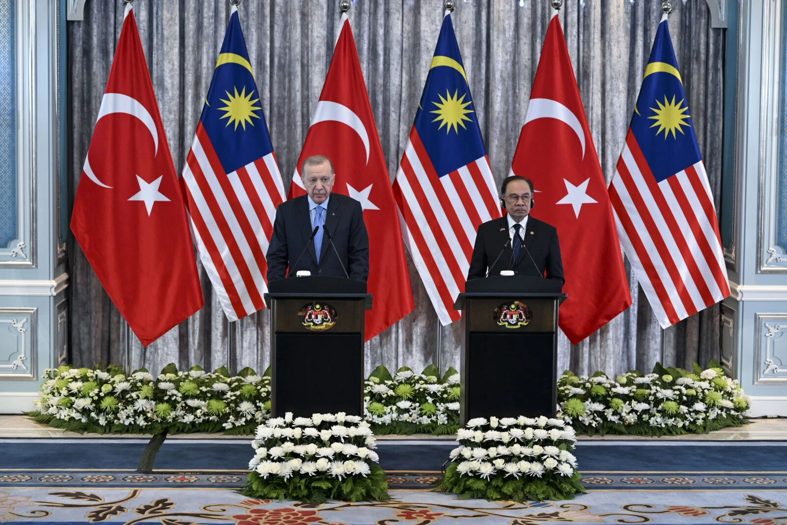 Photo shows Turkey president alongside malaysian PM on stage