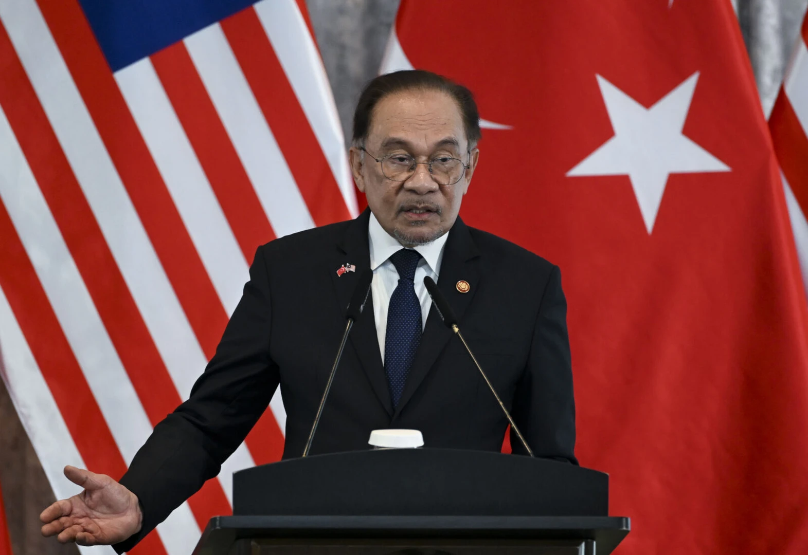 photo shows malaysia pm with turkey flag behind him