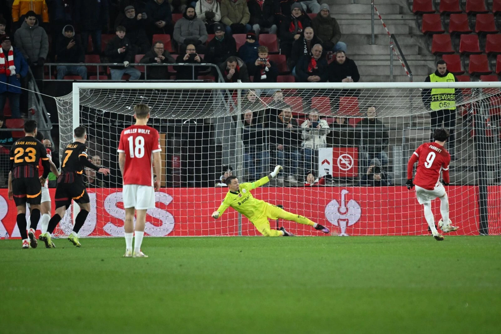 Parrott (9) of AZ Alkmaar in action during the UEFA Europa League knockout round play-off f