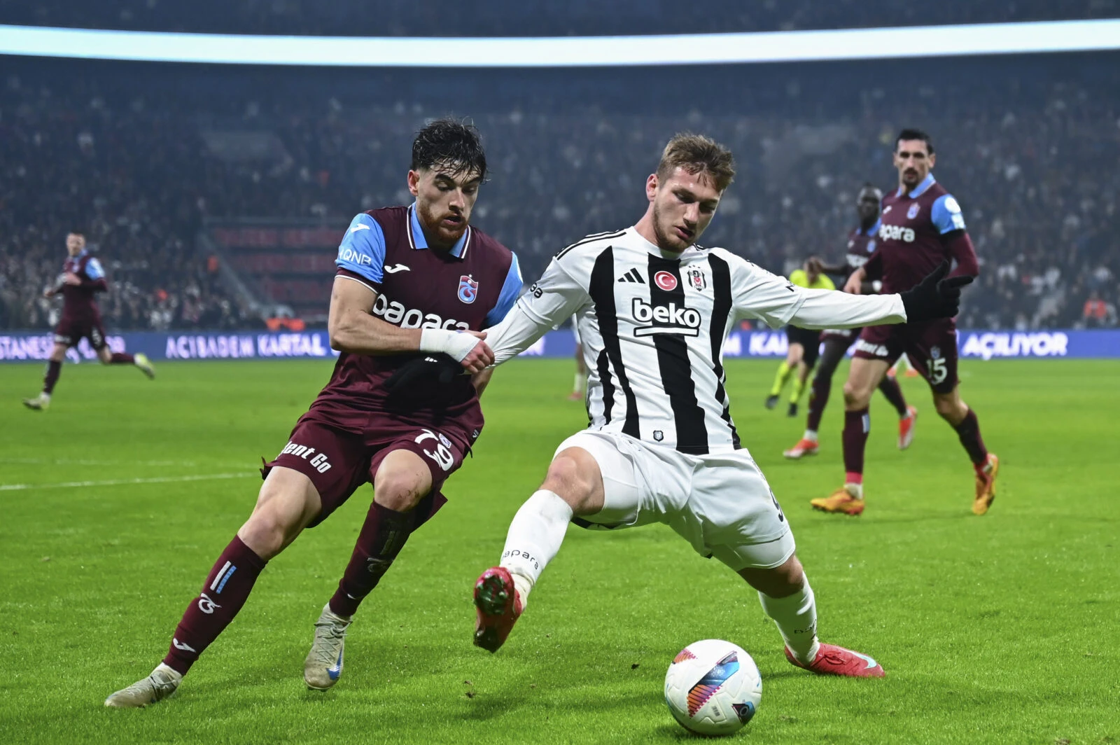 Semih Kilicsoy (R) of Besiktas in action against Pedro Jorge Goncalves Malheiro (L) of Trabzonspor 