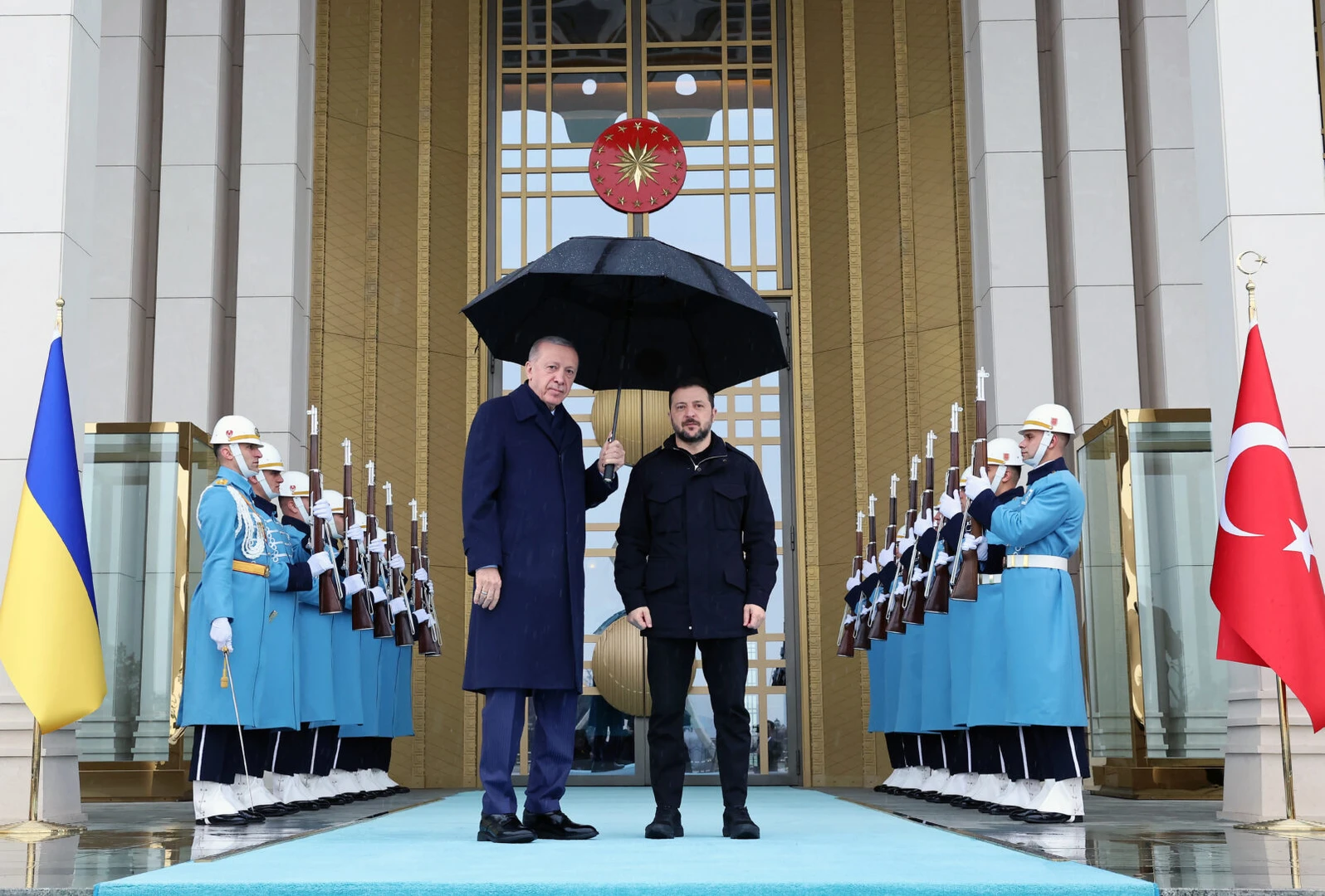 Photo shows Turkish President Recep Tayyip Erdogan (L) and President Volodymyr Zelenskyy.