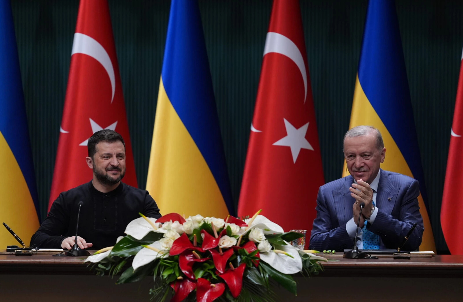 Photo shows President Recep Tayyip Erdogan (R) and his Ukrainian counterpart, Volodymyr Zelenskyy.