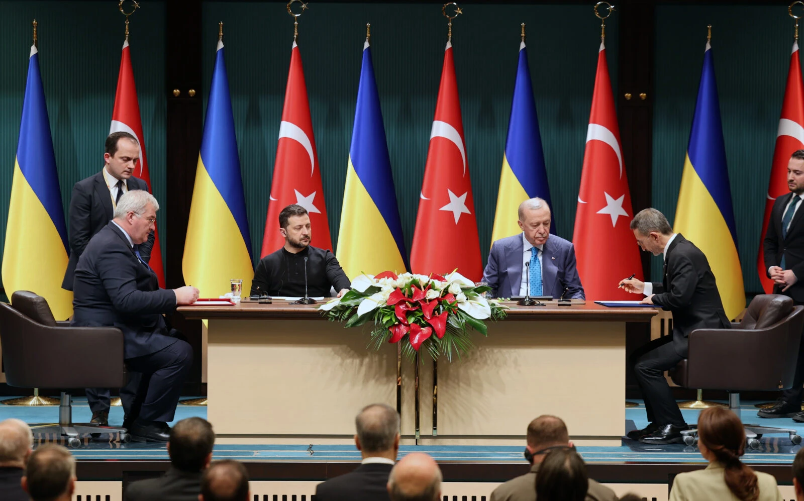 Photo shows President Recep Tayyip Erdogan (2nd R) and President Volodymyr Zelenskyy.