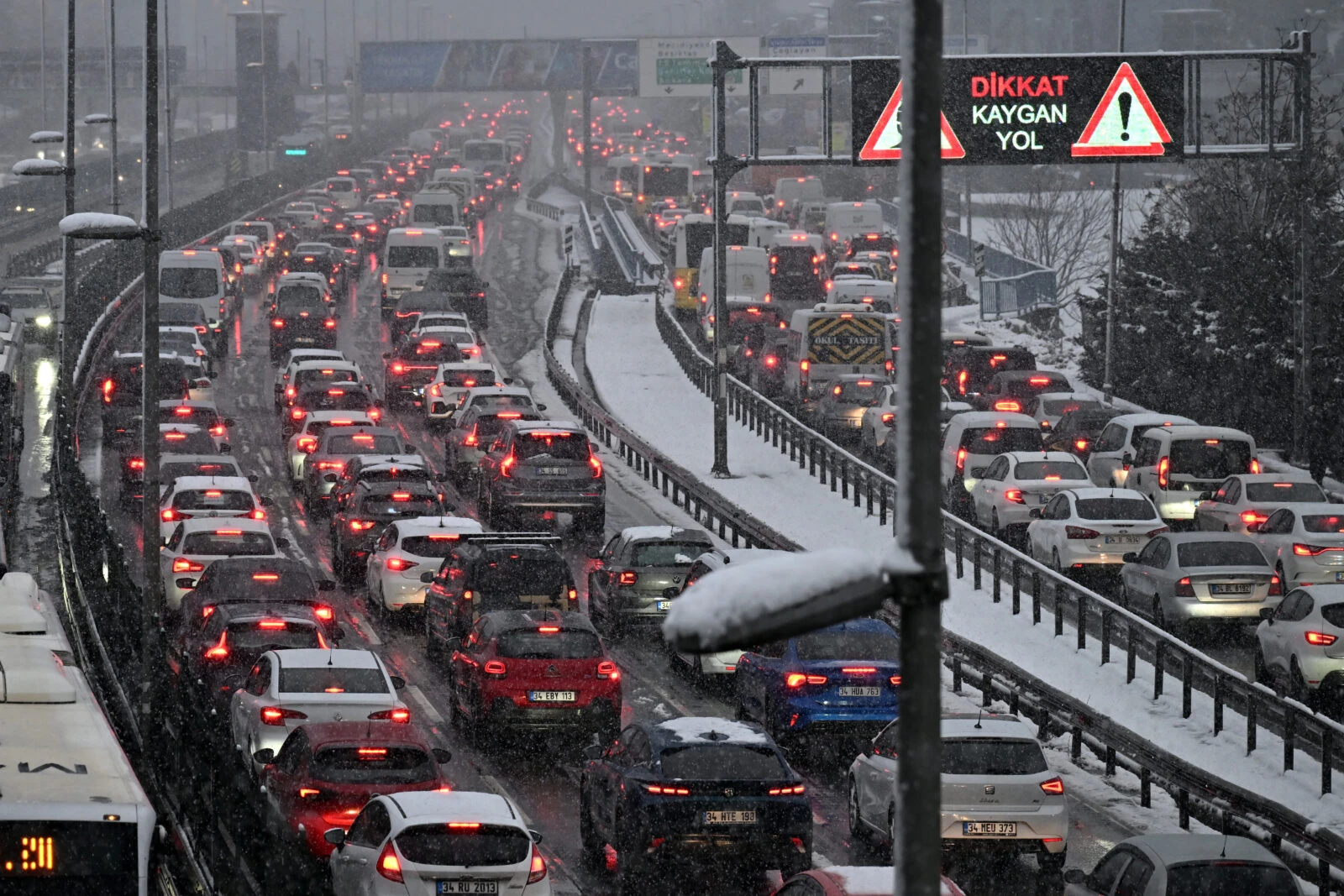 A view of snow-covered streets in Istanbul, with drivers facing difficult conditions due to the snowstorm.