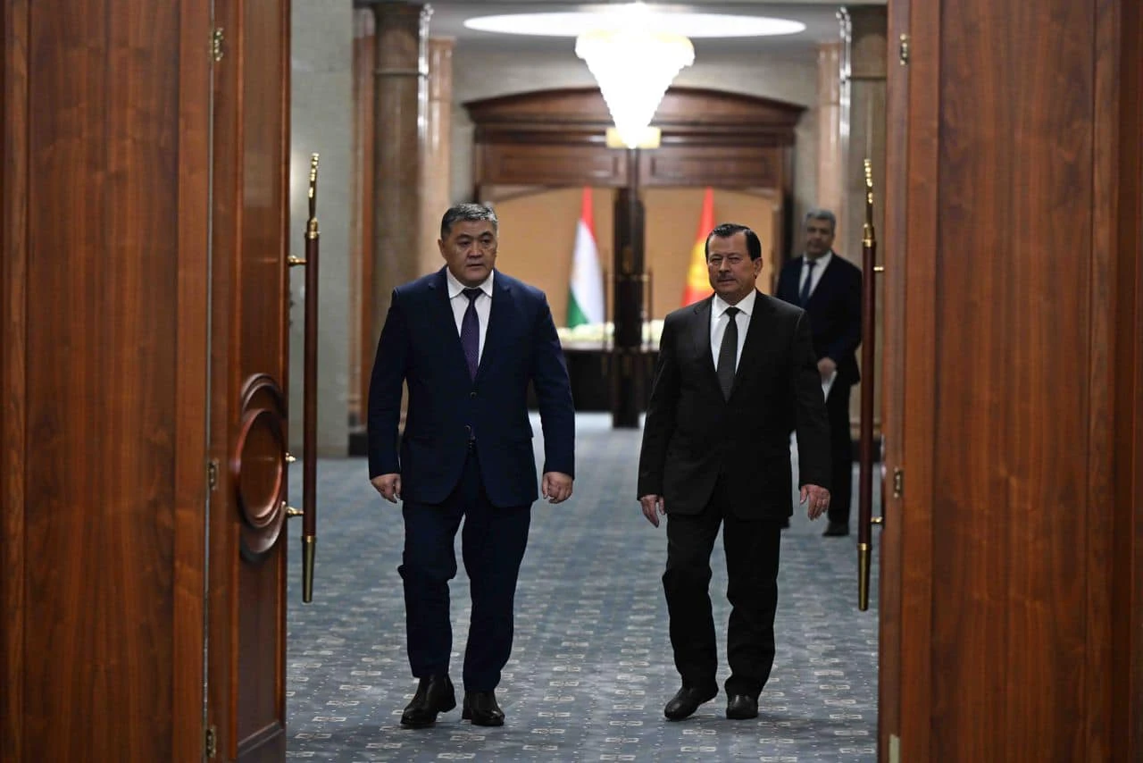 Photo shows Chairman of the State Committee for National Security of Kyrgyzstan Kamchibek Tashiyev (L) and Chairman of the State Committee for National Security of Tajikistan Saymumin Yatimov (R).